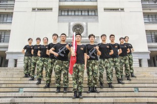 以军人的姿态，守卫&ldquo;嘉庚&rdquo;国旗